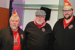04 Ritterschmaus 2025-02-07 02  Freitags-Tour am 7. Februar - Mit einem besonderen Kegelabend im „König-Haus“ beginnen wir die Tour. Holger traf seine Kegelbrüder. Weiter unter Männern ging der Abend dann bei der Herrensitzung der Prinzengarde. Danach kaperten wir die Bühne bei der Piratensause der Piraten des Südens. Zum guten Schluss gab es dann noch den „Ritterschmaus“ in Ruhrort bei KG Weiß-Grün Ruhrort. : DVPJ, Holger II, Phil II., Prinz Karneval, Prinz, Prinzessin Mia I., Hofmarschälle, Page, Pagen, Paginnen, HDK, Duisburg, Karneval, Helau, Tollität, Event, Session 2024, Session 2025, HDK Duisburg, Hauptausschuss, Hauptausschuss Karneval Duisburg, Duisburg ist echt