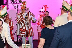 04 Ritterschmaus 2025-02-07 04  Freitags-Tour am 7. Februar - Mit einem besonderen Kegelabend im „König-Haus“ beginnen wir die Tour. Holger traf seine Kegelbrüder. Weiter unter Männern ging der Abend dann bei der Herrensitzung der Prinzengarde. Danach kaperten wir die Bühne bei der Piratensause der Piraten des Südens. Zum guten Schluss gab es dann noch den „Ritterschmaus“ in Ruhrort bei KG Weiß-Grün Ruhrort. : DVPJ, Holger II, Phil II., Prinz Karneval, Prinz, Prinzessin Mia I., Hofmarschälle, Page, Pagen, Paginnen, HDK, Duisburg, Karneval, Helau, Tollität, Event, Session 2024, Session 2025, HDK Duisburg, Hauptausschuss, Hauptausschuss Karneval Duisburg, Duisburg ist echt