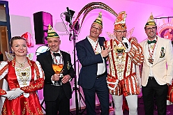 04 Ritterschmaus 2025-02-07 15  Freitags-Tour am 7. Februar - Mit einem besonderen Kegelabend im „König-Haus“ beginnen wir die Tour. Holger traf seine Kegelbrüder. Weiter unter Männern ging der Abend dann bei der Herrensitzung der Prinzengarde. Danach kaperten wir die Bühne bei der Piratensause der Piraten des Südens. Zum guten Schluss gab es dann noch den „Ritterschmaus“ in Ruhrort bei KG Weiß-Grün Ruhrort. : DVPJ, Holger II, Phil II., Prinz Karneval, Prinz, Prinzessin Mia I., Hofmarschälle, Page, Pagen, Paginnen, HDK, Duisburg, Karneval, Helau, Tollität, Event, Session 2024, Session 2025, HDK Duisburg, Hauptausschuss, Hauptausschuss Karneval Duisburg, Duisburg ist echt