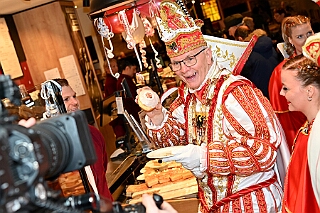 Prinzenberliner 2025-02-11 03  Der Prinzenberliner - Dank der Bäckerei Bolten gibt es in diesem Jahr einen Berliner sr. Tollität Prinz Holger II. Seit Montag dem 10. Februar in allen Filialen im Verkauf. : DVPJ, Holger II, Phil II., Prinz Karneval, Prinz, Prinzessin Mia I., Hofmarschälle, Page, Pagen, Paginnen, HDK, Duisburg, Karneval, Helau, Tollität, Event, Session 2024, Session 2025, HDK Duisburg, Hauptausschuss, Hauptausschuss Karneval Duisburg, Duisburg ist echt