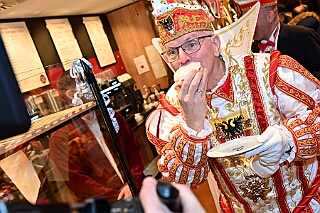 Prinzenberliner 2025-02-11 04  Der Prinzenberliner - Dank der Bäckerei Bolten gibt es in diesem Jahr einen Berliner sr. Tollität Prinz Holger II. Seit Montag dem 10. Februar in allen Filialen im Verkauf. : DVPJ, Holger II, Phil II., Prinz Karneval, Prinz, Prinzessin Mia I., Hofmarschälle, Page, Pagen, Paginnen, HDK, Duisburg, Karneval, Helau, Tollität, Event, Session 2024, Session 2025, HDK Duisburg, Hauptausschuss, Hauptausschuss Karneval Duisburg, Duisburg ist echt
