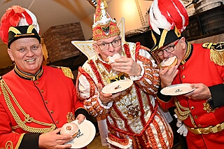 Prinzenberliner 2025-02-11 06  Der Prinzenberliner - Dank der Bäckerei Bolten gibt es in diesem Jahr einen Berliner sr. Tollität Prinz Holger II. Seit Montag dem 10. Februar in allen Filialen im Verkauf. : DVPJ, Holger II, Phil II., Prinz Karneval, Prinz, Prinzessin Mia I., Hofmarschälle, Page, Pagen, Paginnen, HDK, Duisburg, Karneval, Helau, Tollität, Event, Session 2024, Session 2025, HDK Duisburg, Hauptausschuss, Hauptausschuss Karneval Duisburg, Duisburg ist echt