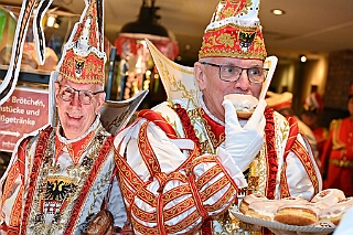 Prinzenberliner 2025-02-11 09  Der Prinzenberliner - Dank der Bäckerei Bolten gibt es in diesem Jahr einen Berliner sr. Tollität Prinz Holger II. Seit Montag dem 10. Februar in allen Filialen im Verkauf. : DVPJ, Holger II, Phil II., Prinz Karneval, Prinz, Prinzessin Mia I., Hofmarschälle, Page, Pagen, Paginnen, HDK, Duisburg, Karneval, Helau, Tollität, Event, Session 2024, Session 2025, HDK Duisburg, Hauptausschuss, Hauptausschuss Karneval Duisburg, Duisburg ist echt