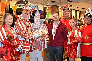 Prinzenberliner 2025-02-11 10  Der Prinzenberliner - Dank der Bäckerei Bolten gibt es in diesem Jahr einen Berliner sr. Tollität Prinz Holger II. Seit Montag dem 10. Februar in allen Filialen im Verkauf. : DVPJ, Holger II, Phil II., Prinz Karneval, Prinz, Prinzessin Mia I., Hofmarschälle, Page, Pagen, Paginnen, HDK, Duisburg, Karneval, Helau, Tollität, Event, Session 2024, Session 2025, HDK Duisburg, Hauptausschuss, Hauptausschuss Karneval Duisburg, Duisburg ist echt