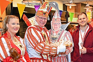 Prinzenberliner 2025-02-11 11  Der Prinzenberliner - Dank der Bäckerei Bolten gibt es in diesem Jahr einen Berliner sr. Tollität Prinz Holger II. Seit Montag dem 10. Februar in allen Filialen im Verkauf. : DVPJ, Holger II, Phil II., Prinz Karneval, Prinz, Prinzessin Mia I., Hofmarschälle, Page, Pagen, Paginnen, HDK, Duisburg, Karneval, Helau, Tollität, Event, Session 2024, Session 2025, HDK Duisburg, Hauptausschuss, Hauptausschuss Karneval Duisburg, Duisburg ist echt