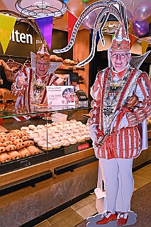 Prinzenberliner 2025-02-11 12  Der Prinzenberliner - Dank der Bäckerei Bolten gibt es in diesem Jahr einen Berliner sr. Tollität Prinz Holger II. Seit Montag dem 10. Februar in allen Filialen im Verkauf. : DVPJ, Holger II, Phil II., Prinz Karneval, Prinz, Prinzessin Mia I., Hofmarschälle, Page, Pagen, Paginnen, HDK, Duisburg, Karneval, Helau, Tollität, Event, Session 2024, Session 2025, HDK Duisburg, Hauptausschuss, Hauptausschuss Karneval Duisburg, Duisburg ist echt