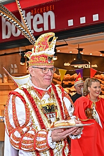 Prinzenberliner 2025-02-11 13  Der Prinzenberliner - Dank der Bäckerei Bolten gibt es in diesem Jahr einen Berliner sr. Tollität Prinz Holger II. Seit Montag dem 10. Februar in allen Filialen im Verkauf. : DVPJ, Holger II, Phil II., Prinz Karneval, Prinz, Prinzessin Mia I., Hofmarschälle, Page, Pagen, Paginnen, HDK, Duisburg, Karneval, Helau, Tollität, Event, Session 2024, Session 2025, HDK Duisburg, Hauptausschuss, Hauptausschuss Karneval Duisburg, Duisburg ist echt