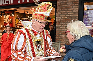 Prinzenberliner 2025-02-11 15  Der Prinzenberliner - Dank der Bäckerei Bolten gibt es in diesem Jahr einen Berliner sr. Tollität Prinz Holger II. Seit Montag dem 10. Februar in allen Filialen im Verkauf. : DVPJ, Holger II, Phil II., Prinz Karneval, Prinz, Prinzessin Mia I., Hofmarschälle, Page, Pagen, Paginnen, HDK, Duisburg, Karneval, Helau, Tollität, Event, Session 2024, Session 2025, HDK Duisburg, Hauptausschuss, Hauptausschuss Karneval Duisburg, Duisburg ist echt