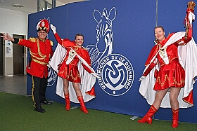 01 MSV ARENA 2025-02-11 17  Fussball und Seniorenkarneval - Mit Ausblick auf den 22. Spieltag des MSV gegen den SC Paderborn waren schon mal in der schauinsland-reisen Arena. Danach ging es zum Seniorenkarneval der Evangelischen Dienste Duisburg in Homberg. : DVPJ, Holger II, Phil II., Prinz Karneval, Prinz, Prinzessin Mia I., Hofmarschälle, Page, Pagen, Paginnen, HDK, Duisburg, Karneval, Helau, Tollität, Event, Session 2024, Session 2025, HDK Duisburg, Hauptausschuss, Hauptausschuss Karneval Duisburg, Duisburg ist echt