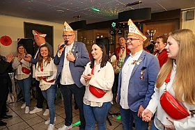 Mitsingabend 2025-01-04 08  Loss mer Singe - Am Samstag 4. Januar 2025 waren wir im „The Point“ in Krefeld-Uerdingen zum 10. Mitsingabend nach „Loss mer Singe“ Art. : DVPJ, Holger II, Phil II., Prinz Karneval, Prinz, Prinzessin Mia I., Hofmarschälle, Page, Pagen, Paginnen, HDK, Duisburg, Karneval, Helau, Tollität, Event, Session 2024, Session 2025, HDK Duisburg, Hauptausschuss, Hauptausschuss Karneval Duisburg, Duisburg ist echt