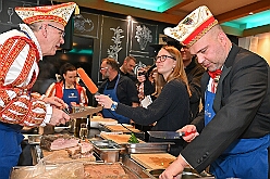 FRG 2025-02-12 41  Eine alte Tradition  - „Prinzenkochen“ bei Fran Schwarz, FRG. Ein nicht ganz vergessene Tradition lebt wieder auf. Der Prinz mit seiner Crew bekochen Freunde und Bekannte. : DVPJ, Holger II, Phil II., Prinz Karneval, Prinz, Prinzessin Mia I., Hofmarschälle, Page, Pagen, Paginnen, HDK, Duisburg, Karneval, Helau, Tollität, Event, Session 2024, Session 2025, HDK Duisburg, Hauptausschuss, Hauptausschuss Karneval Duisburg, Duisburg ist echt