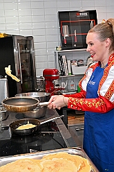FRG 2025-02-12 55  Eine alte Tradition  - „Prinzenkochen“ bei Fran Schwarz, FRG. Ein nicht ganz vergessene Tradition lebt wieder auf. Der Prinz mit seiner Crew bekochen Freunde und Bekannte. : DVPJ, Holger II, Phil II., Prinz Karneval, Prinz, Prinzessin Mia I., Hofmarschälle, Page, Pagen, Paginnen, HDK, Duisburg, Karneval, Helau, Tollität, Event, Session 2024, Session 2025, HDK Duisburg, Hauptausschuss, Hauptausschuss Karneval Duisburg, Duisburg ist echt