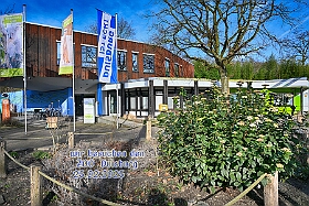 01 DuisburgerZoo 2025-02-25 01  Im Zoo und WDR - Im Duisburger Zoo waren es nicht Elefant, Tiger und Co. die wir besuchten, wir haben Kamel, Koala und Delphin mit einem Helau begrüßt. Danach ging es dann zum WDR in den Innenhafen. Dort besuchten wir die Lokalzeit Redaktion und das Studio. : DVPJ, Holger II, Phil II., Prinz Karneval, Prinz, Prinzessin Mia I., Hofmarschälle, Page, Pagen, Paginnen, HDK, Duisburg, Karneval, Helau, Tollität, Event, Session 2024, Session 2025, HDK Duisburg, Hauptausschuss, Hauptausschuss Karneval Duisburg, Duisburg ist echt