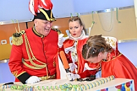 02 Studio47 2025-02-26 04  26. Februar, ein Mittwoch - Pünktlich um 11:11 Uhr beginnt der Empfang der Bezirksvertretung Rheinhausen in der Erlöserkirche. Natürlich ein Termin mit der Kinderprinzencrew. Danach folgen wir einer Einladung des Studio 47. Am Nachmittag haben Seniorenkarneval auf dem Plan. Im Malteser-Stift in St. Nikolaus wird gesungen und geschunkelt. Am Abend dann das Highlight. Im IntercityHotel geb es den Prinzenempfang der Heimatgesellschaft von sr. Tollität, den Roten Funken. : DVPJ, Holger II, Phil II., Prinz Karneval, Prinz, Prinzessin Mia I., Hofmarschälle, Page, Pagen, Paginnen, HDK, Duisburg, Karneval, Helau, Tollität, Event, Session 2024, Session 2025, HDK Duisburg, Hauptausschuss, Hauptausschuss Karneval Duisburg, Duisburg ist echt