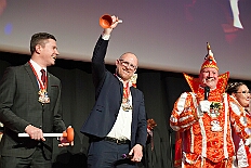 Kuerung Toni I 2026-01-10 067  Endlich Karnevalsprinz: Toni I. -  Am Samstag 10. Januar 2026 war es endlich soweit. Kürung se. Tollität Prinz Toni I., im Rahmen eines hochklassigen Galaabends in der ausverkauften Mercatorhalle in Duisburg. Ein stimmungsvoller Abend mit Show, Musik und Tanz. Vorab präsentierte sich die Prinzencrew 2026 im WYNDHAM Hotel Duisburger Hof der Leibgarde se. Tollität, die Prinzengarde der Stadt Duisburg. : DVPJ, Toni I, Jules I., Prinz Karneval, Prinz, Prinzessin Aileen I., Hofmarschälle, Page, Pagen, Paginnen, HDK, Duisburg, Karneval, Helau, Tollität, Event, Session 2025, Session 2025, HDK Duisburg, Hauptausschuss, Hauptausschuss Karneval Duisburg, Duisburg ist echt