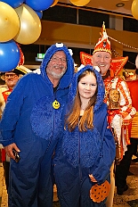 03 Sitzung KG BlauGoldWanheimerort 2026-01-31 02  Tour-Tag, 31. Januar - Der Abend begann für ins in Rheinhausen beim Pfarrkarneval St. Peter. Dann waren wir zu Gast bei zwei närrischen Geburtstagen. Heike, Pias Mutter, feierte ihren 66. und Peter seinen 77. Geburtstag. Es folgten dann die Sitzung der KG Blau-Gold Wanheimerort in der Falkstraße und das Kostümfest vom „Königreich Duissern“ im Gertrud-Bäumer-Berufskolleg. Von dort fuhren wir in den Norden zur Clauberghalle. hier war auch ein Kostümfest, das der Rot-Weißen von Hamborn-Marxloh. Zum Schluß dann noch die Sitzung der KAB St. Barbara Duisburg-Hamborn im Bürgerhaus in Neumühl. : DVPJ, Toni I, Jules I., Prinz Karneval, Prinz, Prinzessin Aileen I., Hofmarschälle, Page, Pagen, Paginnen, HDK, Duisburg, Karneval, Helau, Tollität, Event, Session 2025, Session 2025, HDK Duisburg, Hauptausschuss, Hauptausschuss Karneval Duisburg, Duisburg ist echt