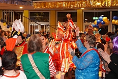 03 Sitzung KG BlauGoldWanheimerort 2026-01-31 04  Tour-Tag, 31. Januar - Der Abend begann für ins in Rheinhausen beim Pfarrkarneval St. Peter. Dann waren wir zu Gast bei zwei närrischen Geburtstagen. Heike, Pias Mutter, feierte ihren 66. und Peter seinen 77. Geburtstag. Es folgten dann die Sitzung der KG Blau-Gold Wanheimerort in der Falkstraße und das Kostümfest vom „Königreich Duissern“ im Gertrud-Bäumer-Berufskolleg. Von dort fuhren wir in den Norden zur Clauberghalle. hier war auch ein Kostümfest, das der Rot-Weißen von Hamborn-Marxloh. Zum Schluß dann noch die Sitzung der KAB St. Barbara Duisburg-Hamborn im Bürgerhaus in Neumühl. : DVPJ, Toni I, Jules I., Prinz Karneval, Prinz, Prinzessin Aileen I., Hofmarschälle, Page, Pagen, Paginnen, HDK, Duisburg, Karneval, Helau, Tollität, Event, Session 2025, Session 2025, HDK Duisburg, Hauptausschuss, Hauptausschuss Karneval Duisburg, Duisburg ist echt
