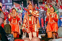 03 Fluesters PrinzGGrd 2026- 02-04 03  Seniorenkarneval und Flüstersitzung - An Nachmittag des 4. Februar führte uns der erste Termin in das DRK-Multikulturelle Seniorenzentrum Haus am Sandberg in Homberg. Zum 2. Termin musste wir in den Süden. In Huckingen feierte die KFD St. Peter und Paul Gemeinde ihren  2. karnvalistischen Nachmittag, Toni I. wurde ein Superstar empfangen. Gestärkt mit ausreichend Kuchen und Kaffee ging es dann nach Walsum. In Open Rheins „Zum Johanniter“ , dort fand die „Flüstersitzung“ der Prinzengarde statt. : DVPJ, Toni I, Jules I., Prinz Karneval, Prinz, Prinzessin Aileen I., Hofmarschälle, Page, Pagen, Paginnen, HDK, Duisburg, Karneval, Helau, Tollität, Event, Session 2025, Session 2025, HDK Duisburg, Hauptausschuss, Hauptausschuss Karneval Duisburg, Duisburg ist echt