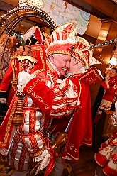 Wagenbauessen 2026- 02-05 04  Wagenbauessen - Ganz traditionell fand eine Woche vor Altweiber das Wagenessen der Sermer Wagenbauer in der Gaststätte „Viet“ statt. Nach dem herzlichen Empfang durch se. Tollität Prinz Bernd II. mit Prinzessin Gabi gab es auch einen kurzen Besuch in der Wagenhalle. : DVPJ, Toni I, Jules I., Prinz Karneval, Prinz, Prinzessin Aileen I., Hofmarschälle, Page, Pagen, Paginnen, HDK, Duisburg, Karneval, Helau, Tollität, Event, Session 2025, Session 2025, HDK Duisburg, Hauptausschuss, Hauptausschuss Karneval Duisburg, Duisburg ist echt