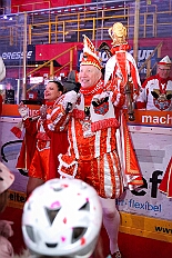 01 KarnevalOnIce 2026-02-06 09  Tour-Tag, 6. Februar - Am frühen Freitagabend hieß es in der „alleato Arena“ zum 4. Mal „Karneval on Ice“ . Eion (Spaß)Eishockeyspiel der Teams Karneval vs. Stadt Duisburg endete 10:10. Danach ging es in die Glückaufhalle nach Homberg, Herrensitzung der „Narrenzunft“. Zurück im Süden zur Ehrengarde, diese hatte den „Großen Orden“, im „Landgasthof Schenke“, an Joachim Loosen verliehen. Abschluss des Abends war dann im „Männerhort“ bei Klaus Bodzian. : DVPJ, Toni I, Jules I., Prinz Karneval, Prinz, Prinzessin Aileen I., Hofmarschälle, Page, Pagen, Paginnen, HDK, Duisburg, Karneval, Helau, Tollität, Event, Session 2025, Session 2025, HDK Duisburg, Hauptausschuss, Hauptausschuss Karneval Duisburg, Duisburg ist echt