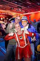 02 Herrens NarrenzHomb 2026-02-06 20  Tour-Tag, 6. Februar - Am frühen Freitagabend hieß es in der „alleato Arena“ zum 4. Mal „Karneval on Ice“ . Eion (Spaß)Eishockeyspiel der Teams Karneval vs. Stadt Duisburg endete 10:10. Danach ging es in die Glückaufhalle nach Homberg, Herrensitzung der „Narrenzunft“. Zurück im Süden zur Ehrengarde, diese hatte den „Großen Orden“, im „Landgasthof Schenke“, an Joachim Loosen verliehen. Abschluss des Abends war dann im „Männerhort“ bei Klaus Bodzian. : DVPJ, Toni I, Jules I., Prinz Karneval, Prinz, Prinzessin Aileen I., Hofmarschälle, Page, Pagen, Paginnen, HDK, Duisburg, Karneval, Helau, Tollität, Event, Session 2025, Session 2025, HDK Duisburg, Hauptausschuss, Hauptausschuss Karneval Duisburg, Duisburg ist echt