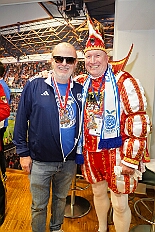 06 MSV Spiel 2026-02-08 04  Tour-Tag, 8. Februar -Start war an diesem Sonntag mit der Herrensitzung der Rot-Weißen aus Hamborn im Abteikeller. Danach wurde uns  eine Spende für den neuen Inklusions-Bus vom Meidericher Hilfswerk e.V. übergeben. Weiter zur Herrensitzung  der » Blauen Jungs « an gewohnter Stätte. Zur Stärkung zwischendurch war dann das Grünkohlessen von Bienen Lindner im „Langgasthof Schenke“. Nach einem Besuch in unserem Standquartier, UT_Ungelsheimer Treff“, waren wir beim 4:2 des MSV vs. Verl in der schauinsland-reisen Arena. : DVPJ, Toni I, Jules I., Prinz Karneval, Prinz, Prinzessin Aileen I., Hofmarschälle, Page, Pagen, Paginnen, HDK, Duisburg, Karneval, Helau, Tollität, Event, Session 2025, Session 2025, HDK Duisburg, Hauptausschuss, Hauptausschuss Karneval Duisburg, Duisburg ist echt