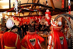 06 Serm Prinzengrde 2026-02-13 01  Tour-Tag, 13. Februar - Wir begannen den Freitagabend mit dem Kneipenkarneval im „Hultschiner Stübchen“ in Wanheimerort. Dann folgten die Karnevalsparty der der Rotgoldenen in Laar und der Klostersturm der Abteifrauen in Hamborn. Danach dann zur Kostümparty des SZ der Prinzengatde. Zum Abschluss dann  2 Termine in Serm, einmal zu den Amazonen und einmal bei der dortigen Prinzengarde. : DVPJ, Toni I, Jules I., Prinz Karneval, Prinz, Prinzessin Aileen I., Hofmarschälle, Page, Pagen, Paginnen, HDK, Duisburg, Karneval, Helau, Tollität, Event, Session 2025, Session 2025, HDK Duisburg, Hauptausschuss, Hauptausschuss Karneval Duisburg, Duisburg ist echt