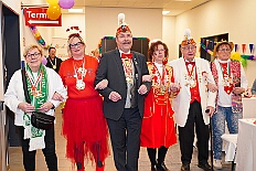 02 Kinderkarnevalszug 2026-02-14 15  Am Nelkensamstag, 14. Februar - Nach dem Wecken der Kinderprinezcrew, dem Besuch des Kinderkarnevalszugs in Hamborm und des Biwaks der Ehrengarde mit der Bürgergarde vor dem Forum, standen dann die letzten Saalveranstaltungen am Abend auf dem Programm. Wir bedanken uns nochmals für die tollen Geschenke die wir dort erhalten haben. : DVPJ, Toni I, Jules I., Prinz Karneval, Prinz, Prinzessin Aileen I., Hofmarschälle, Page, Pagen, Paginnen, HDK, Duisburg, Karneval, Helau, Tollität, Event, Session 2025, Session 2025, HDK Duisburg, Hauptausschuss, Hauptausschuss Karneval Duisburg, Duisburg ist echt