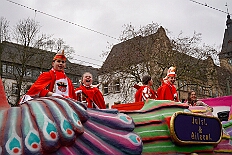 02 Kinderkarnevalszug 2026-02-14 32  Am Nelkensamstag, 14. Februar - Nach dem Wecken der Kinderprinezcrew, dem Besuch des Kinderkarnevalszugs in Hamborm und des Biwaks der Ehrengarde mit der Bürgergarde vor dem Forum, standen dann die letzten Saalveranstaltungen am Abend auf dem Programm. Wir bedanken uns nochmals für die tollen Geschenke die wir dort erhalten haben. : DVPJ, Toni I, Jules I., Prinz Karneval, Prinz, Prinzessin Aileen I., Hofmarschälle, Page, Pagen, Paginnen, HDK, Duisburg, Karneval, Helau, Tollität, Event, Session 2025, Session 2025, HDK Duisburg, Hauptausschuss, Hauptausschuss Karneval Duisburg, Duisburg ist echt