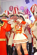 05 Shuetzenkarn Laar 2026-02-14 03  Am Nelkensamstag, 14. Februar - Nach dem Wecken der Kinderprinezcrew, dem Besuch des Kinderkarnevalszugs in Hamborm und des Biwaks der Ehrengarde mit der Bürgergarde vor dem Forum, standen dann die letzten Saalveranstaltungen am Abend auf dem Programm. Wir bedanken uns nochmals für die tollen Geschenke die wir dort erhalten haben. : DVPJ, Toni I, Jules I., Prinz Karneval, Prinz, Prinzessin Aileen I., Hofmarschälle, Page, Pagen, Paginnen, HDK, Duisburg, Karneval, Helau, Tollität, Event, Session 2025, Session 2025, HDK Duisburg, Hauptausschuss, Hauptausschuss Karneval Duisburg, Duisburg ist echt