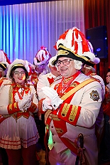 07 Funkenparty RoteFunken 2026-02-14 DSC05866  Am Nelkensamstag, 14. Februar - Nach dem Wecken der Kinderprinezcrew, dem Besuch des Kinderkarnevalszugs in Hamborm und des Biwaks der Ehrengarde mit der Bürgergarde vor dem Forum, standen dann die letzten Saalveranstaltungen am Abend auf dem Programm. Wir bedanken uns nochmals für die tollen Geschenke die wir dort erhalten haben. : DVPJ, Toni I, Jules I., Prinz Karneval, Prinz, Prinzessin Aileen I., Hofmarschälle, Page, Pagen, Paginnen, HDK, Duisburg, Karneval, Helau, Tollität, Event, Session 2025, Session 2025, HDK Duisburg, Hauptausschuss, Hauptausschuss Karneval Duisburg, Duisburg ist echt