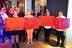 07 Funkenparty RoteFunken 2026-02-14 DSC05895  Am Nelkensamstag, 14. Februar - Nach dem Wecken der Kinderprinezcrew, dem Besuch des Kinderkarnevalszugs in Hamborm und des Biwaks der Ehrengarde mit der Bürgergarde vor dem Forum, standen dann die letzten Saalveranstaltungen am Abend auf dem Programm. Wir bedanken uns nochmals für die tollen Geschenke die wir dort erhalten haben. : DVPJ, Toni I, Jules I., Prinz Karneval, Prinz, Prinzessin Aileen I., Hofmarschälle, Page, Pagen, Paginnen, HDK, Duisburg, Karneval, Helau, Tollität, Event, Session 2025, Session 2025, HDK Duisburg, Hauptausschuss, Hauptausschuss Karneval Duisburg, Duisburg ist echt