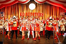 09 Narrenkarrussel Serm 2026-02-14 06  Am Nelkensamstag, 14. Februar - Nach dem Wecken der Kinderprinezcrew, dem Besuch des Kinderkarnevalszugs in Hamborm und des Biwaks der Ehrengarde mit der Bürgergarde vor dem Forum, standen dann die letzten Saalveranstaltungen am Abend auf dem Programm. Wir bedanken uns nochmals für die tollen Geschenke die wir dort erhalten haben. : DVPJ, Toni I, Jules I., Prinz Karneval, Prinz, Prinzessin Aileen I., Hofmarschälle, Page, Pagen, Paginnen, HDK, Duisburg, Karneval, Helau, Tollität, Event, Session 2025, Session 2025, HDK Duisburg, Hauptausschuss, Hauptausschuss Karneval Duisburg, Duisburg ist echt