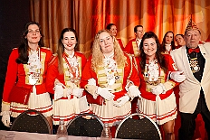 09 Narrenkarrussel Serm 2026-02-14 08  Am Nelkensamstag, 14. Februar - Nach dem Wecken der Kinderprinezcrew, dem Besuch des Kinderkarnevalszugs in Hamborm und des Biwaks der Ehrengarde mit der Bürgergarde vor dem Forum, standen dann die letzten Saalveranstaltungen am Abend auf dem Programm. Wir bedanken uns nochmals für die tollen Geschenke die wir dort erhalten haben. : DVPJ, Toni I, Jules I., Prinz Karneval, Prinz, Prinzessin Aileen I., Hofmarschälle, Page, Pagen, Paginnen, HDK, Duisburg, Karneval, Helau, Tollität, Event, Session 2025, Session 2025, HDK Duisburg, Hauptausschuss, Hauptausschuss Karneval Duisburg, Duisburg ist echt