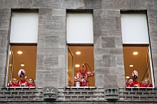 Rosenmontag Wecken Rathaus Umzug Heerlager 2026-02-16 006  Rosenmontag 2026 - Es sollte unser schönster Tag werden, aber das Wetter wollte es anders. Trotzdem wird er unvergesslich bleiben. Beim Wecken  vor dem WYNDHAM Hotel Duisburger Hof war es schon recht ungemütlich. Danach verbrachten wir ein paar schöne Stunden in unserem Rathaus, beim Prinzenfrühstück mit OB Sören Link. Pünktlich zum Start des Rosenmontagszugs geht es los mit dem Regen, bis auf kurze Momente hielt er an bis zum Ende des Zuges. Nachdem sich alle im König Pilsener Festzelt auf gewärmt hatten, kamen auf der Bühne die Verabschiedung von unserer Crew, Toni I., und der Kinderprinzencrew 2026. : DVPJ, Toni I, Jules I., Prinz Karneval, Prinz, Prinzessin Aileen I., Hofmarschälle, Page, Pagen, Paginnen, HDK, Duisburg, Karneval, Helau, Tollität, Event, Session 2025, Session 2025, HDK Duisburg, Hauptausschuss, Hauptausschuss Karneval Duisburg, Duisburg ist echt