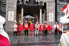 Rosenmontag Wecken Rathaus Umzug Heerlager 2026-02-16 009  Rosenmontag 2026 - Es sollte unser schönster Tag werden, aber das Wetter wollte es anders. Trotzdem wird er unvergesslich bleiben. Beim Wecken  vor dem WYNDHAM Hotel Duisburger Hof war es schon recht ungemütlich. Danach verbrachten wir ein paar schöne Stunden in unserem Rathaus, beim Prinzenfrühstück mit OB Sören Link. Pünktlich zum Start des Rosenmontagszugs geht es los mit dem Regen, bis auf kurze Momente hielt er an bis zum Ende des Zuges. Nachdem sich alle im König Pilsener Festzelt auf gewärmt hatten, kamen auf der Bühne die Verabschiedung von unserer Crew, Toni I., und der Kinderprinzencrew 2026. : DVPJ, Toni I, Jules I., Prinz Karneval, Prinz, Prinzessin Aileen I., Hofmarschälle, Page, Pagen, Paginnen, HDK, Duisburg, Karneval, Helau, Tollität, Event, Session 2025, Session 2025, HDK Duisburg, Hauptausschuss, Hauptausschuss Karneval Duisburg, Duisburg ist echt
