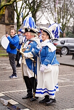 Rosenmontag Wecken Rathaus Umzug Heerlager 2026-02-16 017  Rosenmontag 2026 - Es sollte unser schönster Tag werden, aber das Wetter wollte es anders. Trotzdem wird er unvergesslich bleiben. Beim Wecken  vor dem WYNDHAM Hotel Duisburger Hof war es schon recht ungemütlich. Danach verbrachten wir ein paar schöne Stunden in unserem Rathaus, beim Prinzenfrühstück mit OB Sören Link. Pünktlich zum Start des Rosenmontagszugs geht es los mit dem Regen, bis auf kurze Momente hielt er an bis zum Ende des Zuges. Nachdem sich alle im König Pilsener Festzelt auf gewärmt hatten, kamen auf der Bühne die Verabschiedung von unserer Crew, Toni I., und der Kinderprinzencrew 2026. : DVPJ, Toni I, Jules I., Prinz Karneval, Prinz, Prinzessin Aileen I., Hofmarschälle, Page, Pagen, Paginnen, HDK, Duisburg, Karneval, Helau, Tollität, Event, Session 2025, Session 2025, HDK Duisburg, Hauptausschuss, Hauptausschuss Karneval Duisburg, Duisburg ist echt