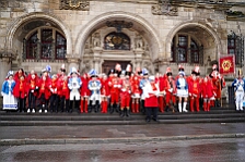 Rosenmontag Wecken Rathaus Umzug Heerlager 2026-02-16 018  Rosenmontag 2026 - Es sollte unser schönster Tag werden, aber das Wetter wollte es anders. Trotzdem wird er unvergesslich bleiben. Beim Wecken  vor dem WYNDHAM Hotel Duisburger Hof war es schon recht ungemütlich. Danach verbrachten wir ein paar schöne Stunden in unserem Rathaus, beim Prinzenfrühstück mit OB Sören Link. Pünktlich zum Start des Rosenmontagszugs geht es los mit dem Regen, bis auf kurze Momente hielt er an bis zum Ende des Zuges. Nachdem sich alle im König Pilsener Festzelt auf gewärmt hatten, kamen auf der Bühne die Verabschiedung von unserer Crew, Toni I., und der Kinderprinzencrew 2026. : DVPJ, Toni I, Jules I., Prinz Karneval, Prinz, Prinzessin Aileen I., Hofmarschälle, Page, Pagen, Paginnen, HDK, Duisburg, Karneval, Helau, Tollität, Event, Session 2025, Session 2025, HDK Duisburg, Hauptausschuss, Hauptausschuss Karneval Duisburg, Duisburg ist echt