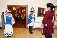 Rosenmontag Wecken Rathaus Umzug Heerlager 2026-02-16 019  Rosenmontag 2026 - Es sollte unser schönster Tag werden, aber das Wetter wollte es anders. Trotzdem wird er unvergesslich bleiben. Beim Wecken  vor dem WYNDHAM Hotel Duisburger Hof war es schon recht ungemütlich. Danach verbrachten wir ein paar schöne Stunden in unserem Rathaus, beim Prinzenfrühstück mit OB Sören Link. Pünktlich zum Start des Rosenmontagszugs geht es los mit dem Regen, bis auf kurze Momente hielt er an bis zum Ende des Zuges. Nachdem sich alle im König Pilsener Festzelt auf gewärmt hatten, kamen auf der Bühne die Verabschiedung von unserer Crew, Toni I., und der Kinderprinzencrew 2026. : DVPJ, Toni I, Jules I., Prinz Karneval, Prinz, Prinzessin Aileen I., Hofmarschälle, Page, Pagen, Paginnen, HDK, Duisburg, Karneval, Helau, Tollität, Event, Session 2025, Session 2025, HDK Duisburg, Hauptausschuss, Hauptausschuss Karneval Duisburg, Duisburg ist echt