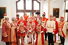 Rosenmontag Wecken Rathaus Umzug Heerlager 2026-02-16 024  Rosenmontag 2026 - Es sollte unser schönster Tag werden, aber das Wetter wollte es anders. Trotzdem wird er unvergesslich bleiben. Beim Wecken  vor dem WYNDHAM Hotel Duisburger Hof war es schon recht ungemütlich. Danach verbrachten wir ein paar schöne Stunden in unserem Rathaus, beim Prinzenfrühstück mit OB Sören Link. Pünktlich zum Start des Rosenmontagszugs geht es los mit dem Regen, bis auf kurze Momente hielt er an bis zum Ende des Zuges. Nachdem sich alle im König Pilsener Festzelt auf gewärmt hatten, kamen auf der Bühne die Verabschiedung von unserer Crew, Toni I., und der Kinderprinzencrew 2026. : DVPJ, Toni I, Jules I., Prinz Karneval, Prinz, Prinzessin Aileen I., Hofmarschälle, Page, Pagen, Paginnen, HDK, Duisburg, Karneval, Helau, Tollität, Event, Session 2025, Session 2025, HDK Duisburg, Hauptausschuss, Hauptausschuss Karneval Duisburg, Duisburg ist echt