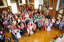 Rosenmontag Wecken Rathaus Umzug Heerlager 2026-02-16 028  Rosenmontag 2026 - Es sollte unser schönster Tag werden, aber das Wetter wollte es anders. Trotzdem wird er unvergesslich bleiben. Beim Wecken  vor dem WYNDHAM Hotel Duisburger Hof war es schon recht ungemütlich. Danach verbrachten wir ein paar schöne Stunden in unserem Rathaus, beim Prinzenfrühstück mit OB Sören Link. Pünktlich zum Start des Rosenmontagszugs geht es los mit dem Regen, bis auf kurze Momente hielt er an bis zum Ende des Zuges. Nachdem sich alle im König Pilsener Festzelt auf gewärmt hatten, kamen auf der Bühne die Verabschiedung von unserer Crew, Toni I., und der Kinderprinzencrew 2026. : DVPJ, Toni I, Jules I., Prinz Karneval, Prinz, Prinzessin Aileen I., Hofmarschälle, Page, Pagen, Paginnen, HDK, Duisburg, Karneval, Helau, Tollität, Event, Session 2025, Session 2025, HDK Duisburg, Hauptausschuss, Hauptausschuss Karneval Duisburg, Duisburg ist echt