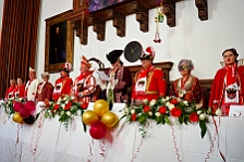 Rosenmontag Wecken Rathaus Umzug Heerlager 2026-02-16 029  Rosenmontag 2026 - Es sollte unser schönster Tag werden, aber das Wetter wollte es anders. Trotzdem wird er unvergesslich bleiben. Beim Wecken  vor dem WYNDHAM Hotel Duisburger Hof war es schon recht ungemütlich. Danach verbrachten wir ein paar schöne Stunden in unserem Rathaus, beim Prinzenfrühstück mit OB Sören Link. Pünktlich zum Start des Rosenmontagszugs geht es los mit dem Regen, bis auf kurze Momente hielt er an bis zum Ende des Zuges. Nachdem sich alle im König Pilsener Festzelt auf gewärmt hatten, kamen auf der Bühne die Verabschiedung von unserer Crew, Toni I., und der Kinderprinzencrew 2026. : DVPJ, Toni I, Jules I., Prinz Karneval, Prinz, Prinzessin Aileen I., Hofmarschälle, Page, Pagen, Paginnen, HDK, Duisburg, Karneval, Helau, Tollität, Event, Session 2025, Session 2025, HDK Duisburg, Hauptausschuss, Hauptausschuss Karneval Duisburg, Duisburg ist echt