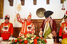 Rosenmontag Wecken Rathaus Umzug Heerlager 2026-02-16 034  Rosenmontag 2026 - Es sollte unser schönster Tag werden, aber das Wetter wollte es anders. Trotzdem wird er unvergesslich bleiben. Beim Wecken  vor dem WYNDHAM Hotel Duisburger Hof war es schon recht ungemütlich. Danach verbrachten wir ein paar schöne Stunden in unserem Rathaus, beim Prinzenfrühstück mit OB Sören Link. Pünktlich zum Start des Rosenmontagszugs geht es los mit dem Regen, bis auf kurze Momente hielt er an bis zum Ende des Zuges. Nachdem sich alle im König Pilsener Festzelt auf gewärmt hatten, kamen auf der Bühne die Verabschiedung von unserer Crew, Toni I., und der Kinderprinzencrew 2026. : DVPJ, Toni I, Jules I., Prinz Karneval, Prinz, Prinzessin Aileen I., Hofmarschälle, Page, Pagen, Paginnen, HDK, Duisburg, Karneval, Helau, Tollität, Event, Session 2025, Session 2025, HDK Duisburg, Hauptausschuss, Hauptausschuss Karneval Duisburg, Duisburg ist echt