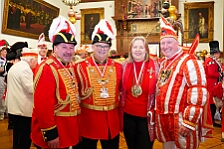 Rosenmontag Wecken Rathaus Umzug Heerlager 2026-02-16 047  Rosenmontag 2026 - Es sollte unser schönster Tag werden, aber das Wetter wollte es anders. Trotzdem wird er unvergesslich bleiben. Beim Wecken  vor dem WYNDHAM Hotel Duisburger Hof war es schon recht ungemütlich. Danach verbrachten wir ein paar schöne Stunden in unserem Rathaus, beim Prinzenfrühstück mit OB Sören Link. Pünktlich zum Start des Rosenmontagszugs geht es los mit dem Regen, bis auf kurze Momente hielt er an bis zum Ende des Zuges. Nachdem sich alle im König Pilsener Festzelt auf gewärmt hatten, kamen auf der Bühne die Verabschiedung von unserer Crew, Toni I., und der Kinderprinzencrew 2026. : DVPJ, Toni I, Jules I., Prinz Karneval, Prinz, Prinzessin Aileen I., Hofmarschälle, Page, Pagen, Paginnen, HDK, Duisburg, Karneval, Helau, Tollität, Event, Session 2025, Session 2025, HDK Duisburg, Hauptausschuss, Hauptausschuss Karneval Duisburg, Duisburg ist echt