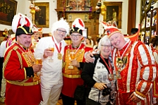 Rosenmontag Wecken Rathaus Umzug Heerlager 2026-02-16 048  Rosenmontag 2026 - Es sollte unser schönster Tag werden, aber das Wetter wollte es anders. Trotzdem wird er unvergesslich bleiben. Beim Wecken  vor dem WYNDHAM Hotel Duisburger Hof war es schon recht ungemütlich. Danach verbrachten wir ein paar schöne Stunden in unserem Rathaus, beim Prinzenfrühstück mit OB Sören Link. Pünktlich zum Start des Rosenmontagszugs geht es los mit dem Regen, bis auf kurze Momente hielt er an bis zum Ende des Zuges. Nachdem sich alle im König Pilsener Festzelt auf gewärmt hatten, kamen auf der Bühne die Verabschiedung von unserer Crew, Toni I., und der Kinderprinzencrew 2026. : DVPJ, Toni I, Jules I., Prinz Karneval, Prinz, Prinzessin Aileen I., Hofmarschälle, Page, Pagen, Paginnen, HDK, Duisburg, Karneval, Helau, Tollität, Event, Session 2025, Session 2025, HDK Duisburg, Hauptausschuss, Hauptausschuss Karneval Duisburg, Duisburg ist echt