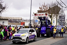 Rosenmontag Wecken Rathaus Umzug Heerlager 2026-02-16 052  Rosenmontag 2026 - Es sollte unser schönster Tag werden, aber das Wetter wollte es anders. Trotzdem wird er unvergesslich bleiben. Beim Wecken  vor dem WYNDHAM Hotel Duisburger Hof war es schon recht ungemütlich. Danach verbrachten wir ein paar schöne Stunden in unserem Rathaus, beim Prinzenfrühstück mit OB Sören Link. Pünktlich zum Start des Rosenmontagszugs geht es los mit dem Regen, bis auf kurze Momente hielt er an bis zum Ende des Zuges. Nachdem sich alle im König Pilsener Festzelt auf gewärmt hatten, kamen auf der Bühne die Verabschiedung von unserer Crew, Toni I., und der Kinderprinzencrew 2026. : DVPJ, Toni I, Jules I., Prinz Karneval, Prinz, Prinzessin Aileen I., Hofmarschälle, Page, Pagen, Paginnen, HDK, Duisburg, Karneval, Helau, Tollität, Event, Session 2025, Session 2025, HDK Duisburg, Hauptausschuss, Hauptausschuss Karneval Duisburg, Duisburg ist echt