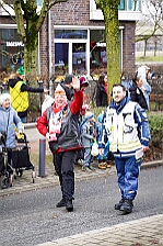 Rosenmontag Wecken Rathaus Umzug Heerlager 2026-02-16 054  Rosenmontag 2026 - Es sollte unser schönster Tag werden, aber das Wetter wollte es anders. Trotzdem wird er unvergesslich bleiben. Beim Wecken  vor dem WYNDHAM Hotel Duisburger Hof war es schon recht ungemütlich. Danach verbrachten wir ein paar schöne Stunden in unserem Rathaus, beim Prinzenfrühstück mit OB Sören Link. Pünktlich zum Start des Rosenmontagszugs geht es los mit dem Regen, bis auf kurze Momente hielt er an bis zum Ende des Zuges. Nachdem sich alle im König Pilsener Festzelt auf gewärmt hatten, kamen auf der Bühne die Verabschiedung von unserer Crew, Toni I., und der Kinderprinzencrew 2026. : DVPJ, Toni I, Jules I., Prinz Karneval, Prinz, Prinzessin Aileen I., Hofmarschälle, Page, Pagen, Paginnen, HDK, Duisburg, Karneval, Helau, Tollität, Event, Session 2025, Session 2025, HDK Duisburg, Hauptausschuss, Hauptausschuss Karneval Duisburg, Duisburg ist echt