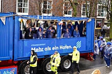 Rosenmontag Wecken Rathaus Umzug Heerlager 2026-02-16 070  Rosenmontag 2026 - Es sollte unser schönster Tag werden, aber das Wetter wollte es anders. Trotzdem wird er unvergesslich bleiben. Beim Wecken  vor dem WYNDHAM Hotel Duisburger Hof war es schon recht ungemütlich. Danach verbrachten wir ein paar schöne Stunden in unserem Rathaus, beim Prinzenfrühstück mit OB Sören Link. Pünktlich zum Start des Rosenmontagszugs geht es los mit dem Regen, bis auf kurze Momente hielt er an bis zum Ende des Zuges. Nachdem sich alle im König Pilsener Festzelt auf gewärmt hatten, kamen auf der Bühne die Verabschiedung von unserer Crew, Toni I., und der Kinderprinzencrew 2026. : DVPJ, Toni I, Jules I., Prinz Karneval, Prinz, Prinzessin Aileen I., Hofmarschälle, Page, Pagen, Paginnen, HDK, Duisburg, Karneval, Helau, Tollität, Event, Session 2025, Session 2025, HDK Duisburg, Hauptausschuss, Hauptausschuss Karneval Duisburg, Duisburg ist echt