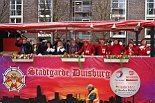 Rosenmontag Wecken Rathaus Umzug Heerlager 2026-02-16 072  Rosenmontag 2026 - Es sollte unser schönster Tag werden, aber das Wetter wollte es anders. Trotzdem wird er unvergesslich bleiben. Beim Wecken  vor dem WYNDHAM Hotel Duisburger Hof war es schon recht ungemütlich. Danach verbrachten wir ein paar schöne Stunden in unserem Rathaus, beim Prinzenfrühstück mit OB Sören Link. Pünktlich zum Start des Rosenmontagszugs geht es los mit dem Regen, bis auf kurze Momente hielt er an bis zum Ende des Zuges. Nachdem sich alle im König Pilsener Festzelt auf gewärmt hatten, kamen auf der Bühne die Verabschiedung von unserer Crew, Toni I., und der Kinderprinzencrew 2026. : DVPJ, Toni I, Jules I., Prinz Karneval, Prinz, Prinzessin Aileen I., Hofmarschälle, Page, Pagen, Paginnen, HDK, Duisburg, Karneval, Helau, Tollität, Event, Session 2025, Session 2025, HDK Duisburg, Hauptausschuss, Hauptausschuss Karneval Duisburg, Duisburg ist echt