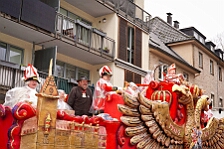 Rosenmontag Wecken Rathaus Umzug Heerlager 2026-02-16 075  Rosenmontag 2026 - Es sollte unser schönster Tag werden, aber das Wetter wollte es anders. Trotzdem wird er unvergesslich bleiben. Beim Wecken  vor dem WYNDHAM Hotel Duisburger Hof war es schon recht ungemütlich. Danach verbrachten wir ein paar schöne Stunden in unserem Rathaus, beim Prinzenfrühstück mit OB Sören Link. Pünktlich zum Start des Rosenmontagszugs geht es los mit dem Regen, bis auf kurze Momente hielt er an bis zum Ende des Zuges. Nachdem sich alle im König Pilsener Festzelt auf gewärmt hatten, kamen auf der Bühne die Verabschiedung von unserer Crew, Toni I., und der Kinderprinzencrew 2026. : DVPJ, Toni I, Jules I., Prinz Karneval, Prinz, Prinzessin Aileen I., Hofmarschälle, Page, Pagen, Paginnen, HDK, Duisburg, Karneval, Helau, Tollität, Event, Session 2025, Session 2025, HDK Duisburg, Hauptausschuss, Hauptausschuss Karneval Duisburg, Duisburg ist echt